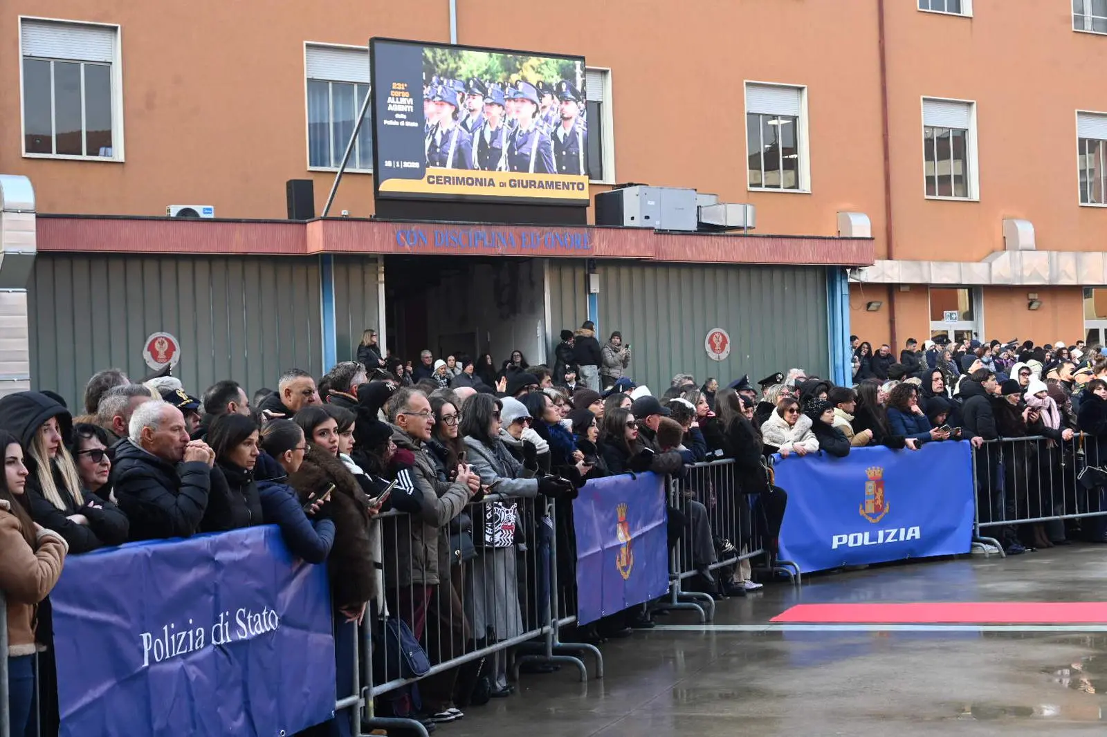 Il giuramento degli Agenti allievi alla Polgai