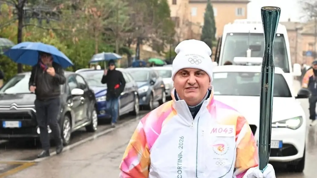 L'Uomo Gatto con la torcia olimpica