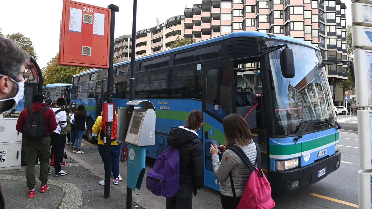 Studenti davanti a un autobus - Foto Gabriele Strada/Neg © www.giornaledibrescia.it