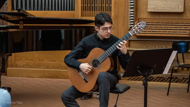 Il musicista Pourya Mohseni - © www.giornaledibrescia.it