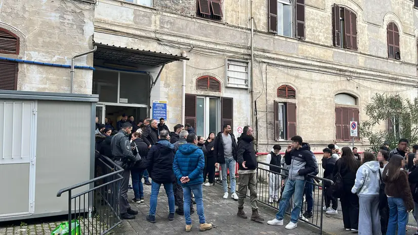 Gli studenti fuori dall'ospedale - Ansa © www.giornaledibrescia.it