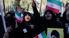 Donne iraniane pro regime di Khamenei davanti all'ambasciata di Baghdad - Ansa © www.giornaledibrescia.it