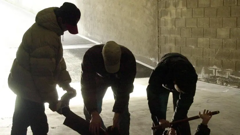 Giovani fanno una rapina (foto simbolica)