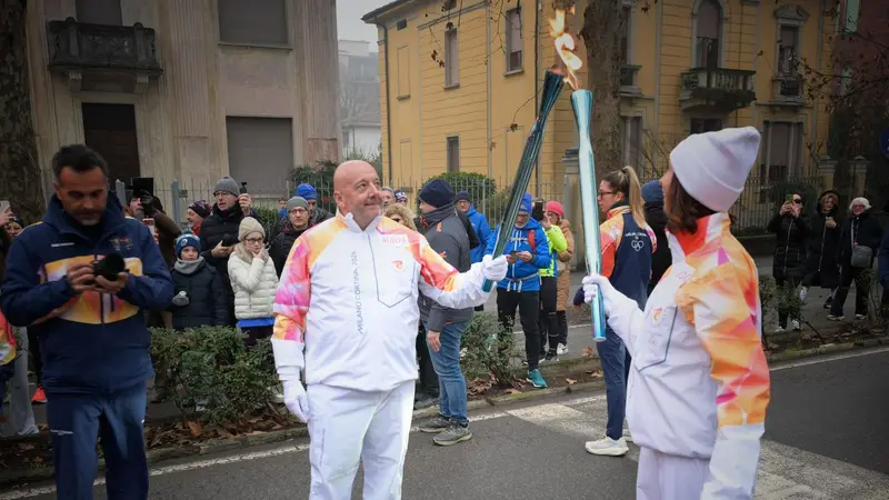 Mauro Ferrari accende riceve la fiamma olimpica