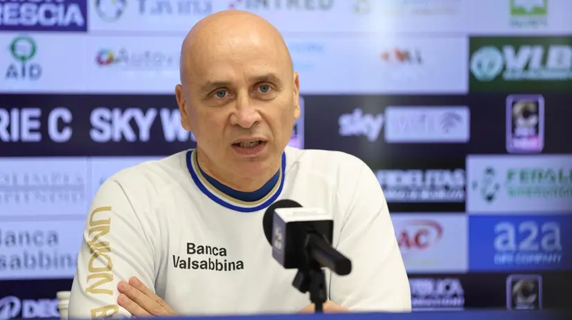 Eugenio Corini in conferenza stampa - © www.giornaledibrescia.it