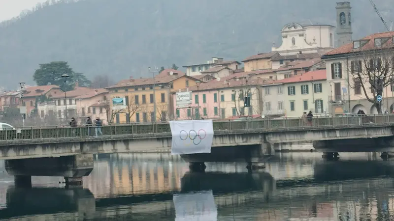 Il ponte tra Sarnico e Paratico con la bandiera olimpica - © www.giornaledibrescia.it