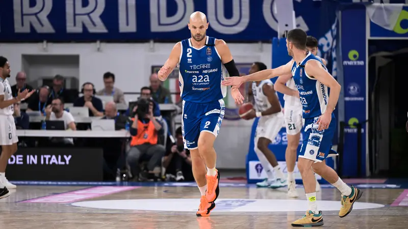 Bilan e Ivanovic, nel match d'andata contro Cantù - Foto New Reporter Checchi © www.giornaledibrescia.it