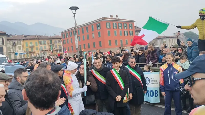 La Fiamma olimpica sul ponte tra Sarnico e Paratico - © www.giornaledibrescia.it