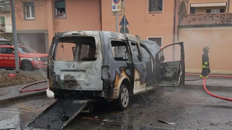 Il furgone distrutto dopo l'incendio - © www.giornaledibrescia.it