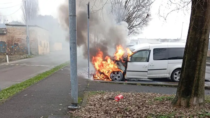 Il furgone in fiamme - © www.giornaledibrescia.it