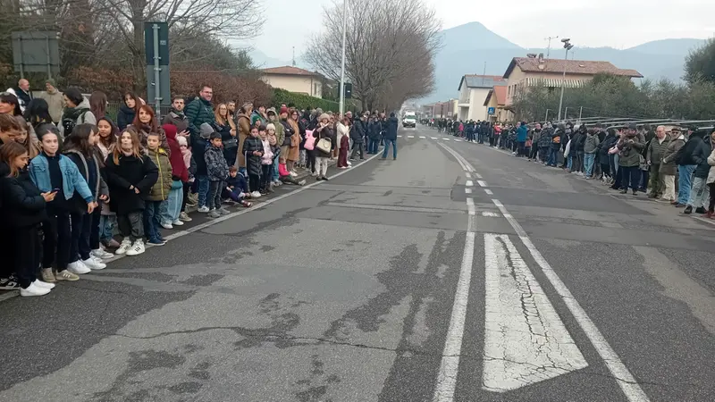 La folla in attesa a Iseo - © www.giornaledibrescia.it