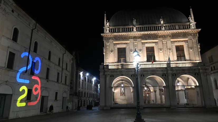 Il logo di Capitale della Cultura in piazza Loggia - Foto Gabriele Strada/Neg © www.giornaledibrescia.it
