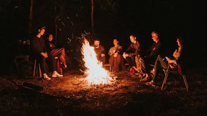 Persone attorno a un falò - © www.giornaledibrescia.it