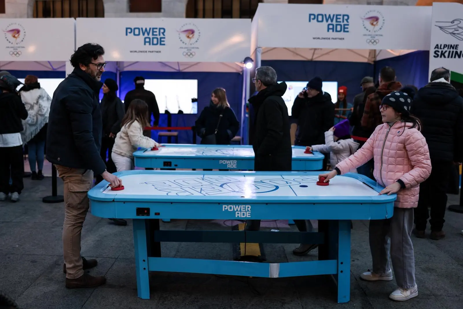 L'attesa per la Fiamma Olimpica in piazza Vittoria a Brescia