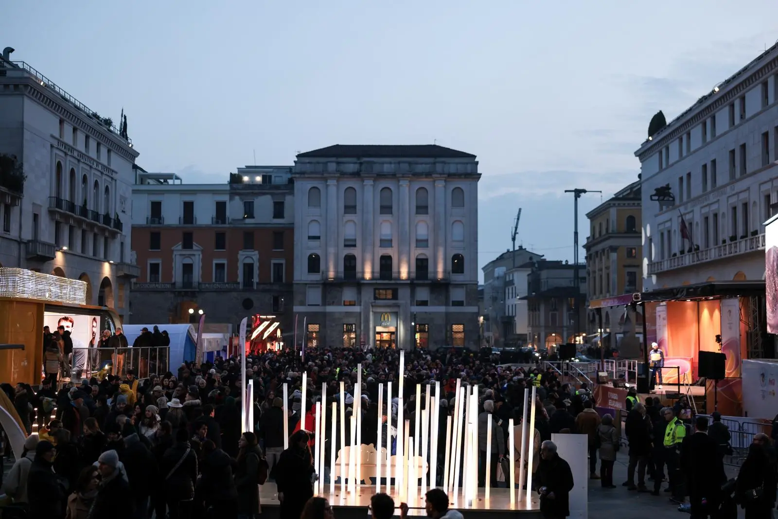 L'attesa per la Fiamma Olimpica in piazza Vittoria a Brescia