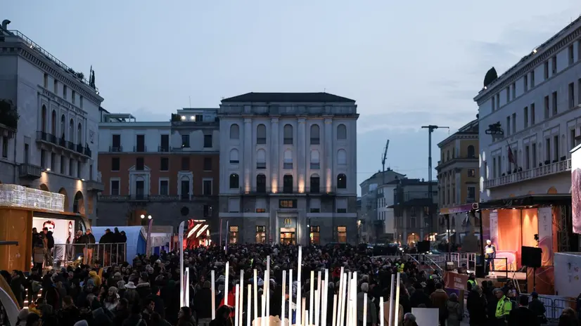 L'attesa per la Fiamma Olimpica in piazza Vittoria a Brescia