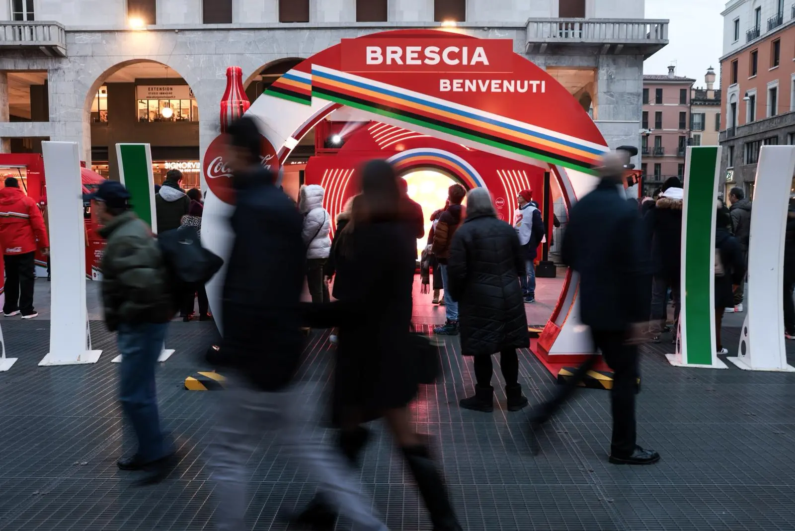 L'attesa per la Fiamma Olimpica in piazza Vittoria a Brescia