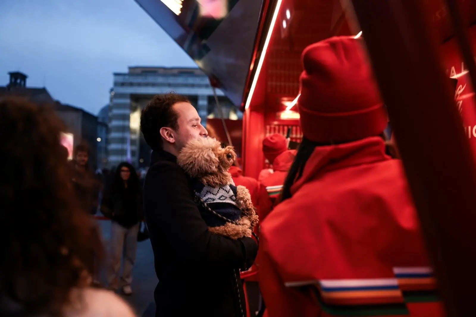 L'attesa per la Fiamma Olimpica in piazza Vittoria a Brescia
