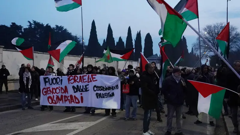 La protesta fuori dal cimitero di via Milano - Foto New Reporter Perteghella © www.giornaledibrescia.it