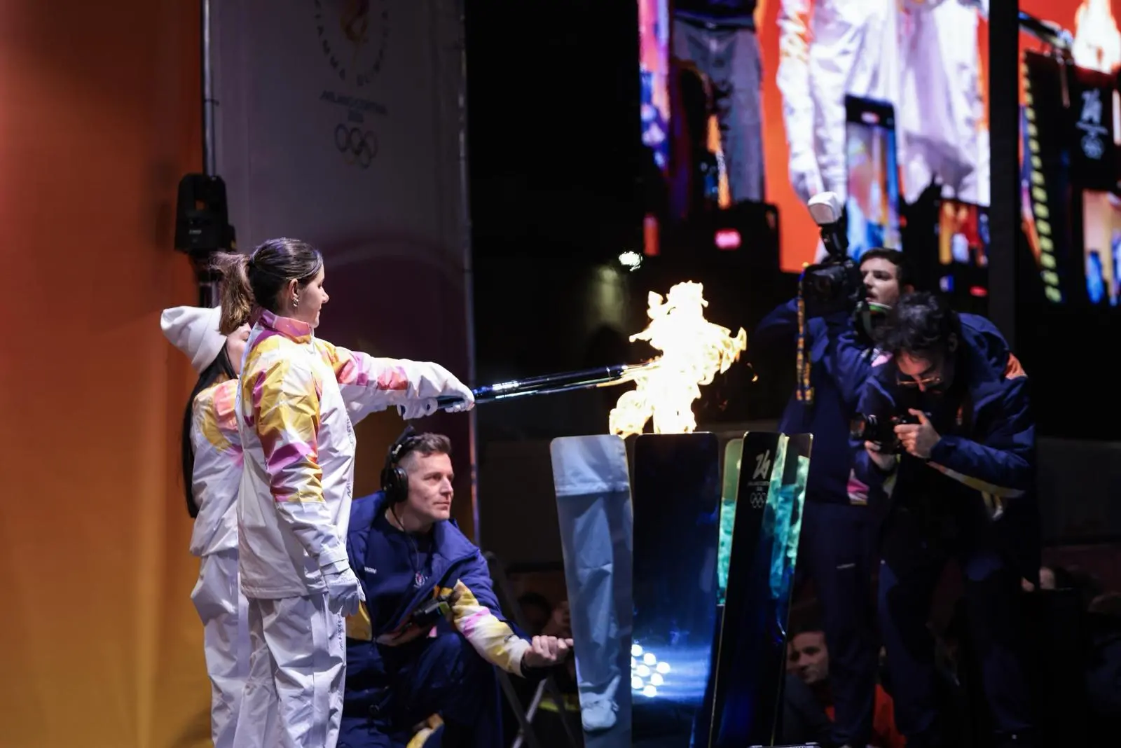 L'accensione del braciere in piazza Vittoria