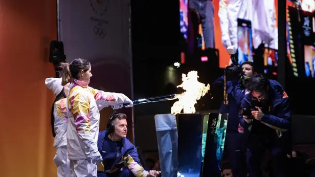 L'accensione del braciere in piazza Vittoria