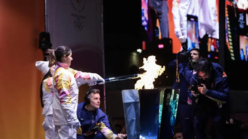 L'accensione del braciere in piazza Vittoria