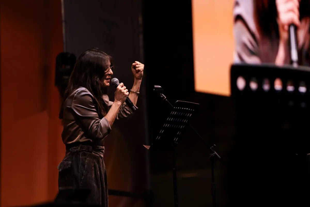 Ambra Angiolini in piazza Vittoria per la Fiamma olimpica