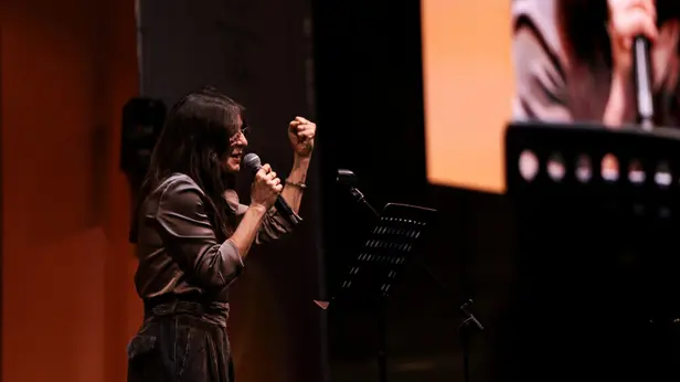 Ambra Angiolini in piazza Vittoria per la Fiamma olimpica
