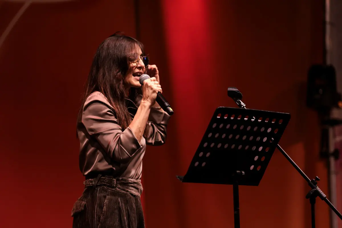 Ambra Angiolini in piazza Vittoria per la Fiamma olimpica