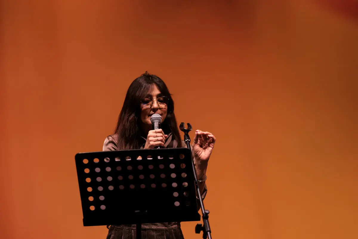 Ambra Angiolini in piazza Vittoria per la Fiamma olimpica
