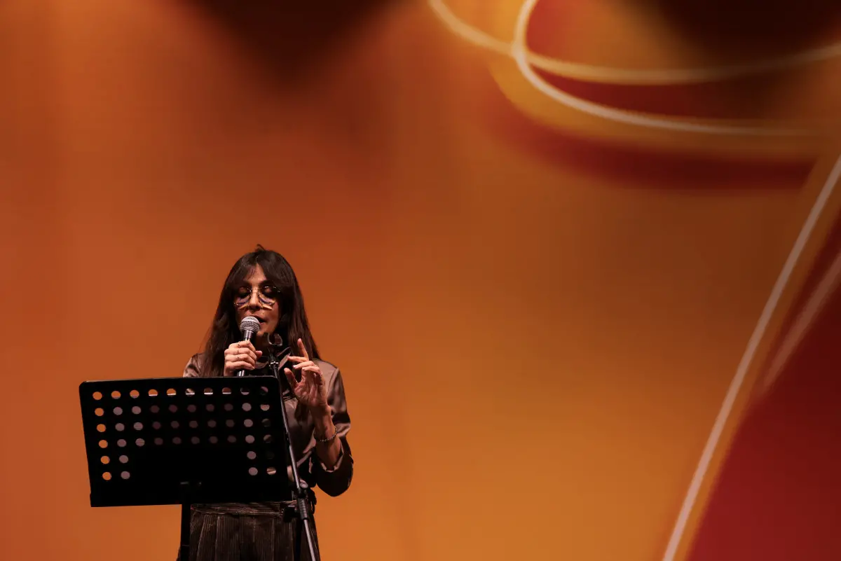 Ambra Angiolini in piazza Vittoria per la Fiamma olimpica