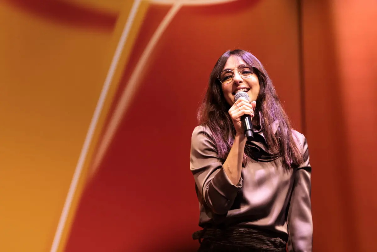 Ambra Angiolini in piazza Vittoria per la Fiamma olimpica