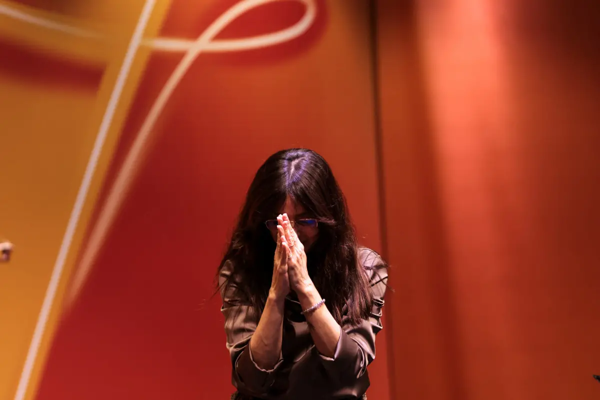 Ambra Angiolini in piazza Vittoria per la Fiamma olimpica