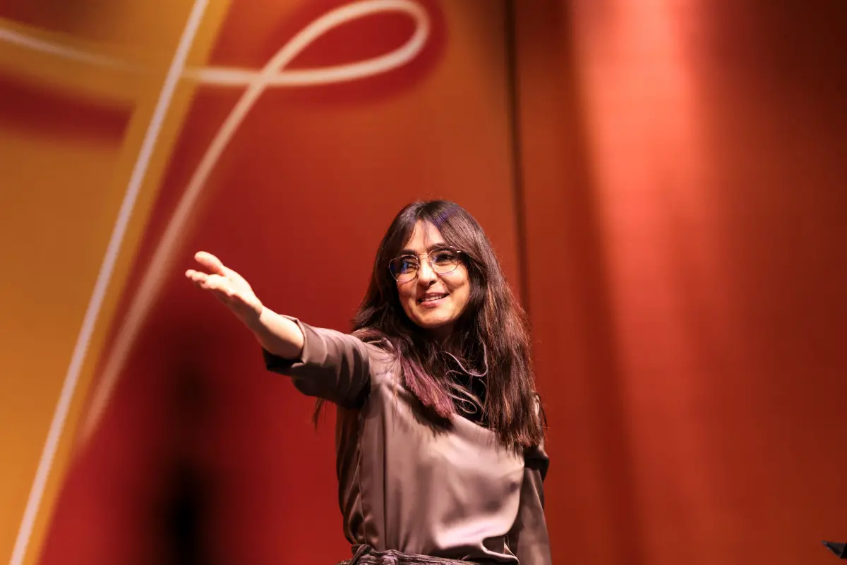Ambra Angiolini in piazza Vittoria per la Fiamma olimpica