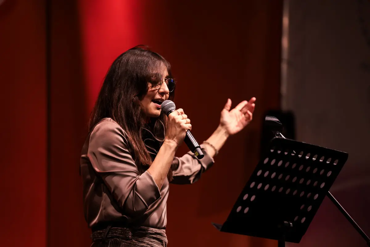 Ambra Angiolini in piazza Vittoria per la Fiamma olimpica