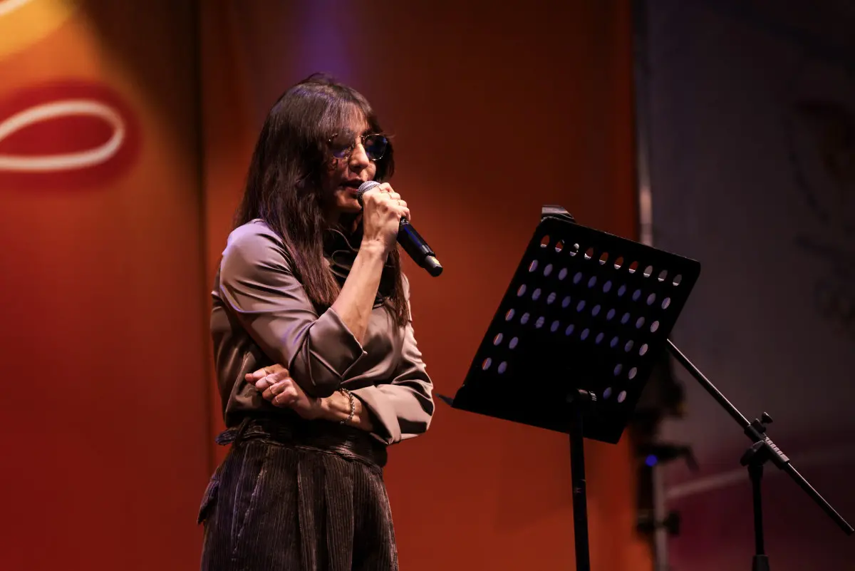 Ambra Angiolini in piazza Vittoria per la Fiamma olimpica
