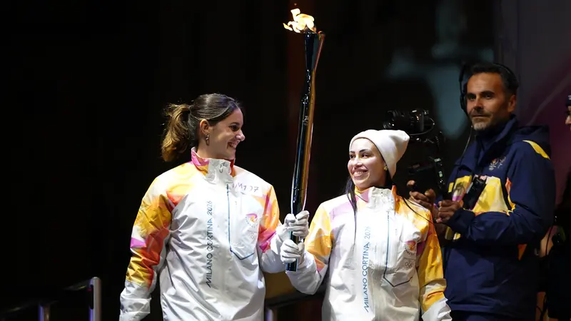 Margherita Porro e Vanessa Ferrari, le ultime due tedofore - Foto New Reporter Perteghella © www.giornaledibrescia.it