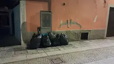 Rifiuti abbandonati in strada - © www.giornaledibrescia.it