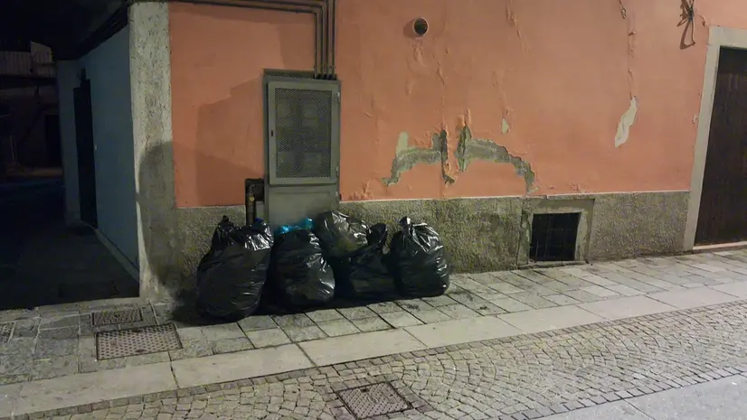 Rifiuti abbandonati in strada - © www.giornaledibrescia.it