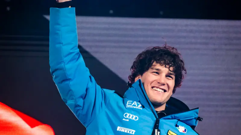 Giovanni Franzoni durante la celebrazione del superG vinto a Wengen - Foto Ansa © www.giornaledibrescia.it