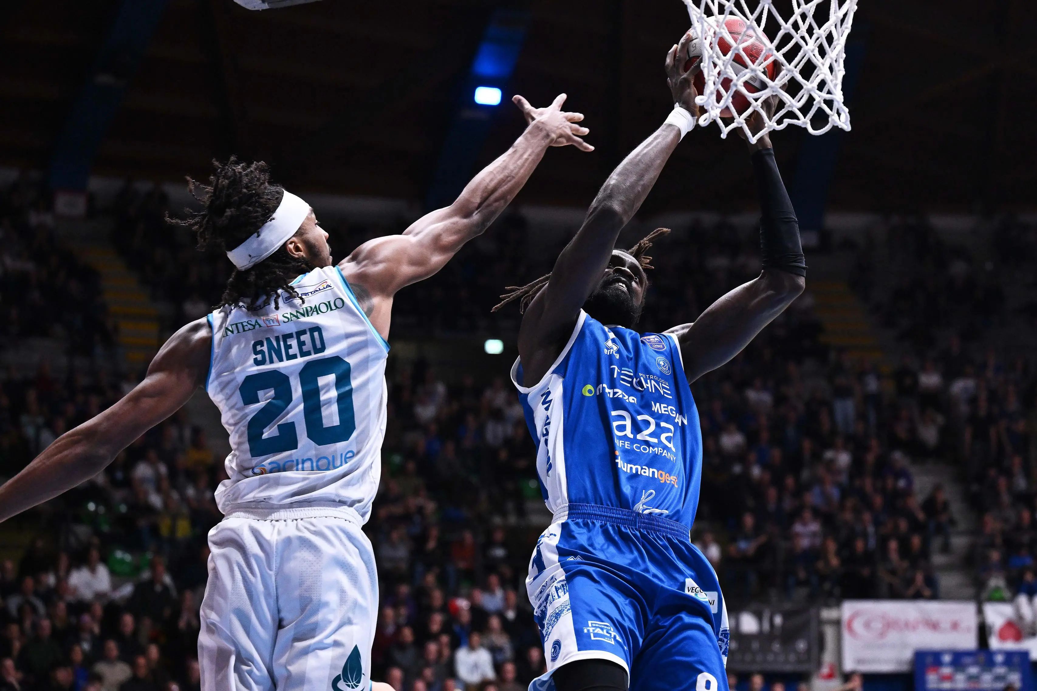 Basket: le immagini di Cantù-Germani Brescia