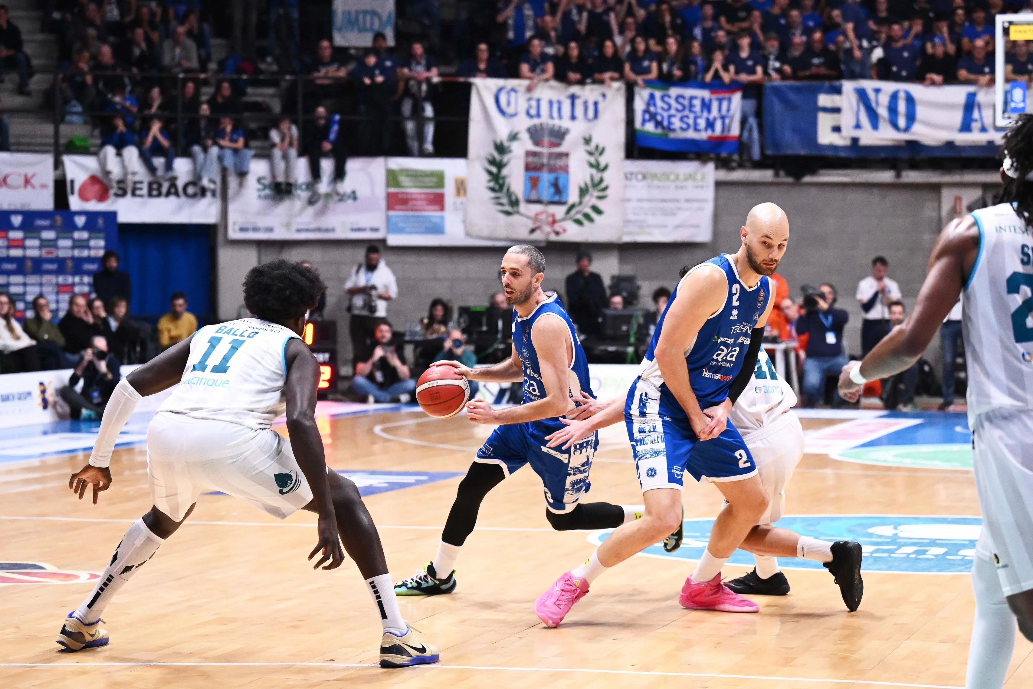 Basket: le immagini di Cantù-Germani Brescia