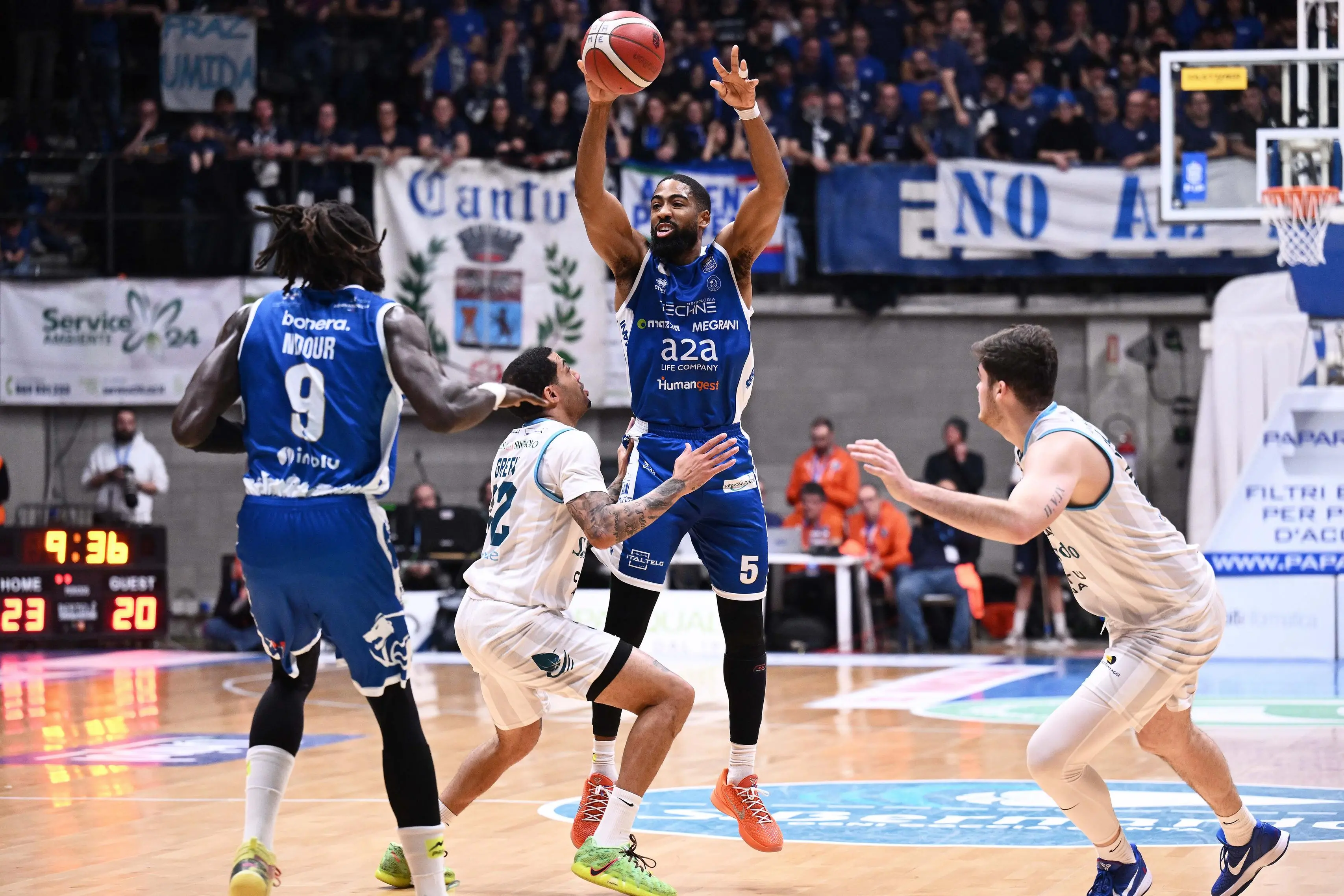 Basket: le immagini di Cantù-Germani Brescia