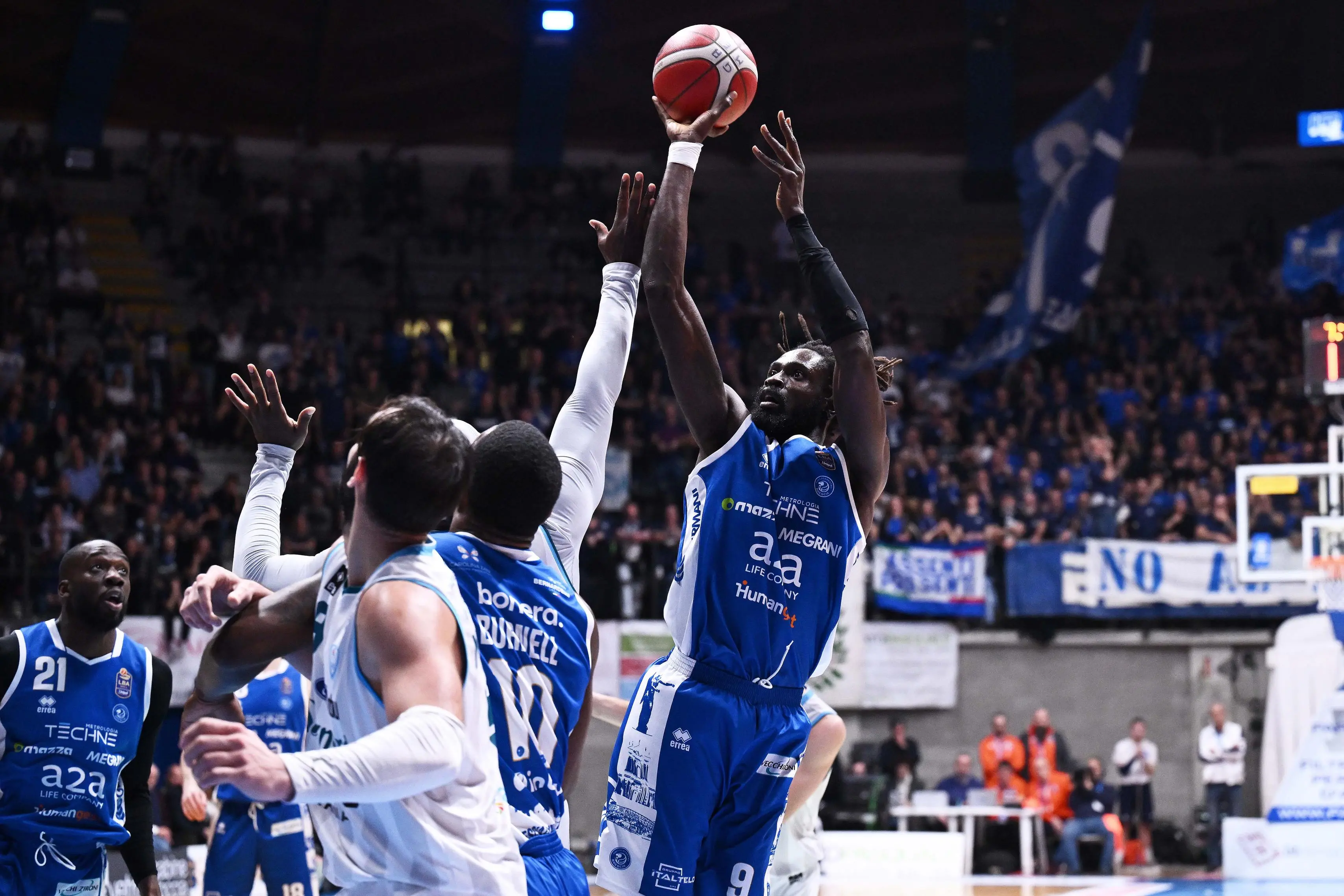 Basket: le immagini di Cantù-Germani Brescia