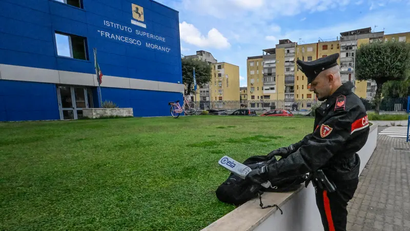 Controlli col metal detector all'istituto Morano del Parco Verde di Caivano - Foto Ansa/Ciro Fusco © www.giornaledibrescia.it