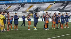 Il grazie ai tifosi: quasi un migliaio tra settore ospiti e tribuna - Foto New Reporter Nicoli © www.giornaledibrescia.it