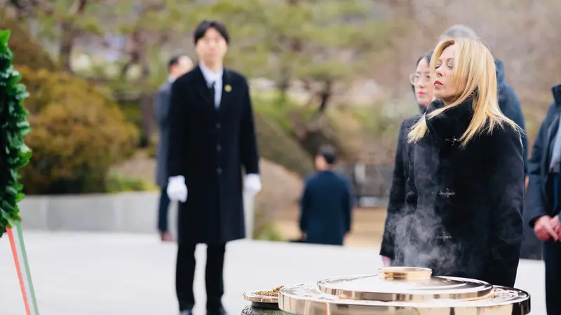 Giorgia Meloni in visita al cimitero di Seul