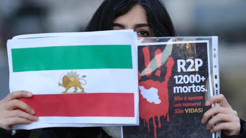 Una manifestante a sostegno del popolo iraniano - Ansa © www.giornaledibrescia.it