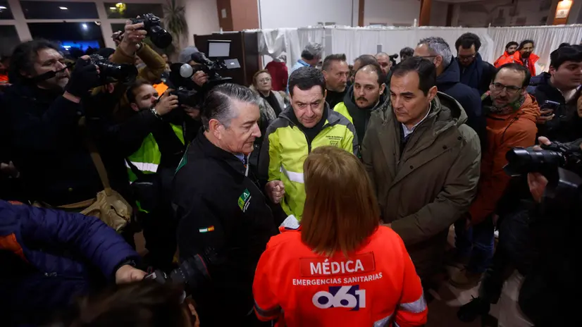l presidente regionale andaluso Juanma Moreno (al centro) e il ministro della Salute regionale Antonio Sanz (al secondo piano) parlano con un soccorritore presso il centro sportivo Adamuz ad Adamuz - Ansa © www.giornaledibrescia.it