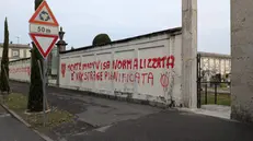 Palazzolo, le scritte no vax comparse nella notte al cimitero e alla scuola dell'infanzia